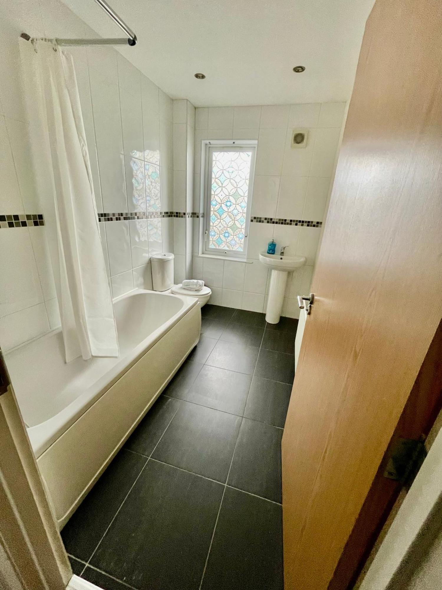 2 Bedroom City-Centre Apartment With Free Parking Belfast Bagian luar foto